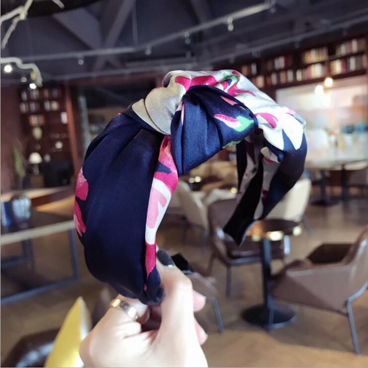 Serre tête fleurs satin en bleu foncé